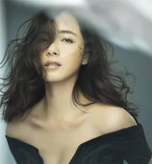 万茜一字肩性感妩媚冷艳写真图片_1