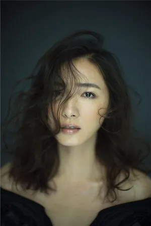 万茜一字肩性感妩媚冷艳写真图片_3