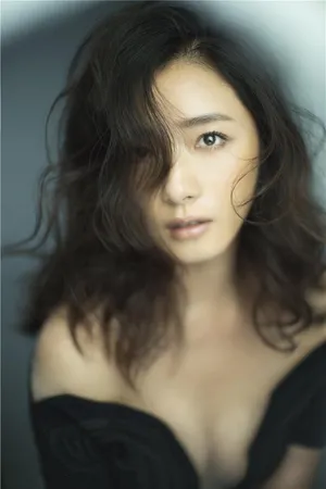 万茜一字肩性感妩媚冷艳写真图片_4