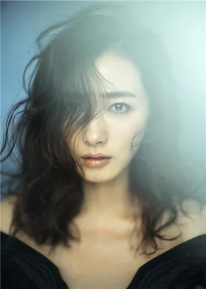 万茜一字肩性感妩媚冷艳写真图片_5