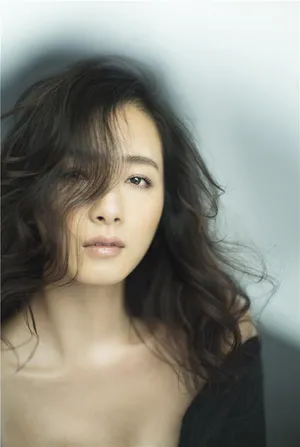 万茜一字肩性感妩媚冷艳写真图片_6