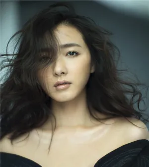 万茜一字肩性感妩媚冷艳写真图片_7