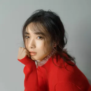 万茜红衣性感美腿写真图片_4