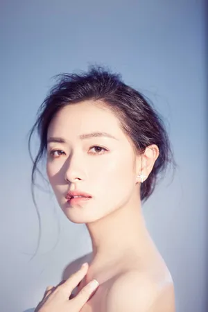 万茜露肩锁骨清新写真图片