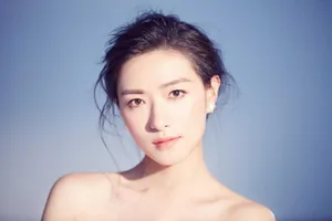 万茜露肩锁骨清新写真图片_2