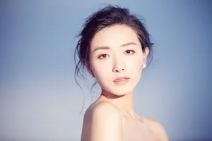 万茜露肩锁骨清新写真图片_3