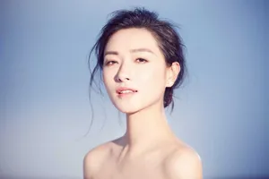万茜露肩锁骨清新写真图片_4