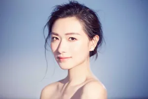 万茜露肩锁骨清新写真图片_5