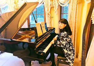 李念居家弹琴性感气质写真图片