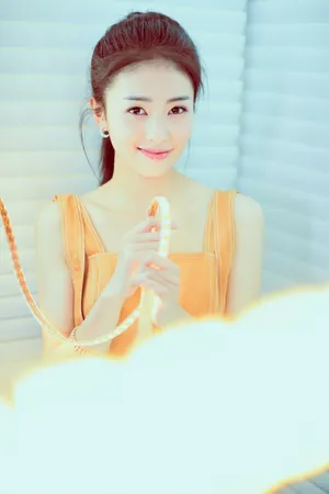 白鹿印花长裙露背迷人活动写真图片