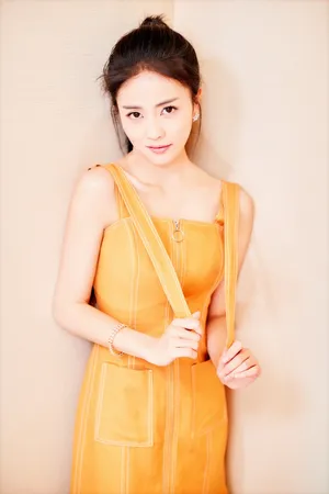 白鹿印花长裙露背迷人活动写真图片_1