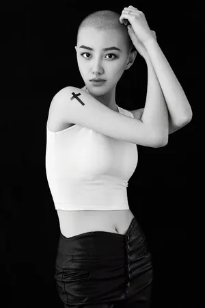 王鹤润光头造型帅气简约写真图片