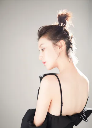 王鹤润清新性感黑色吊带裙写真高清图片