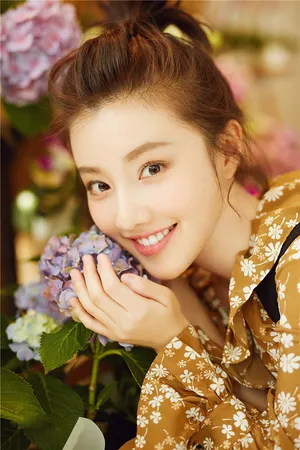 王鹤润清新文艺碎花裙时尚写真图片