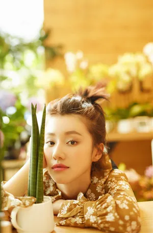 王鹤润清新文艺碎花裙时尚写真图片_2
