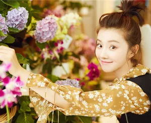 王鹤润清新文艺碎花裙时尚写真图片_3