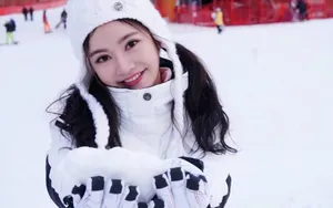 罗米冬日雪地滑雪可爱写真图片_1