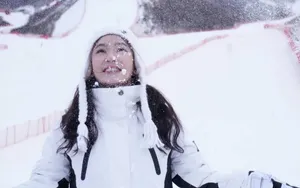 罗米冬日雪地滑雪可爱写真图片_1