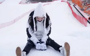 罗米冬日雪地滑雪可爱写真图片_3