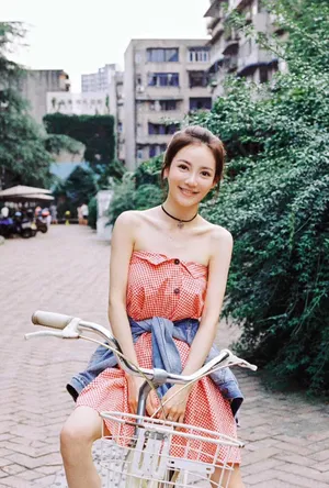 罗米抹胸格子长裙性感写真图片_1