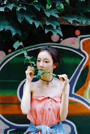 罗米抹胸格子长裙性感写真图片_2