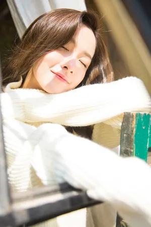 姜瑞佳唯美恬静暖冬写真高清图片_1