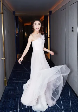 曾梦雪白色抹胸长裙性感写真图片_3