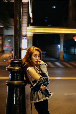 曾梦雪朋克牛仔慵懒街拍写真图片_3