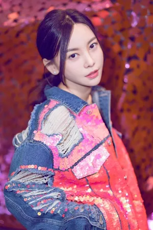 于文文手持吉他性感气质写真图片_1