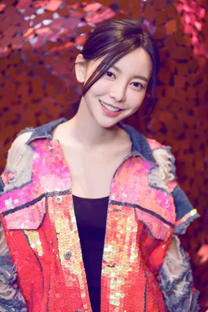 于文文手持吉他性感气质写真图片_2