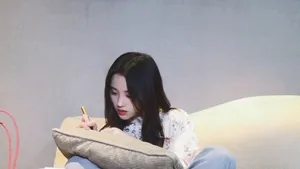 鞠婧祎小清新居家私服照图片