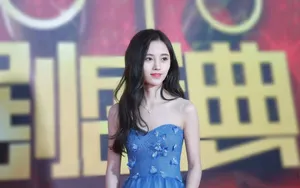 鞠婧祎水蓝色抹胸长裙甜美气质写真图片