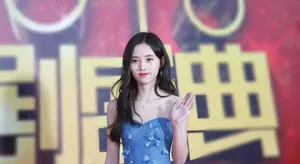 鞠婧祎水蓝色抹胸长裙甜美气质写真图片