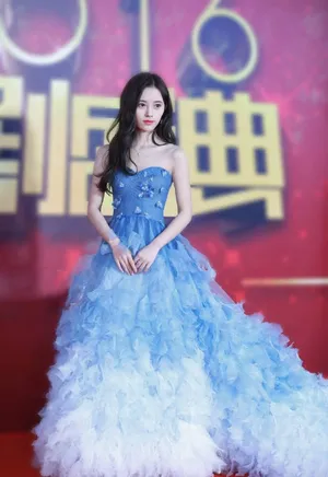 鞠婧祎水蓝色抹胸长裙甜美气质写真图片_3