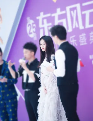 鞠婧祎东方风云榜红毯性感图片