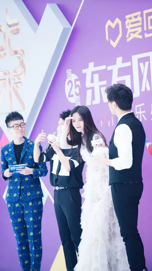 鞠婧祎东方风云榜红毯性感图片_3