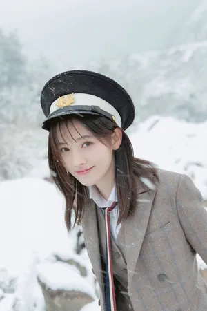 鞠婧祎雪地甜美俏皮写真图片_1