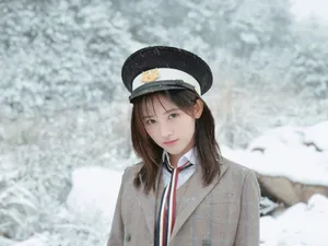 鞠婧祎雪地甜美俏皮写真图片_3