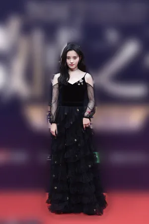 鞠婧祎性感黑裙亮相微博之夜图片