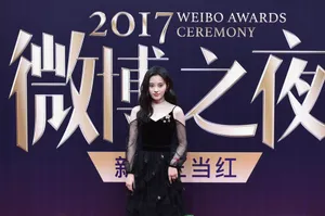 鞠婧祎性感黑裙亮相微博之夜图片_2