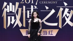 鞠婧祎性感黑裙亮相微博之夜图片_3