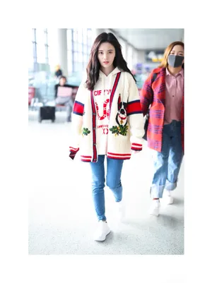 鞠婧祎甜美机场私服写真图片