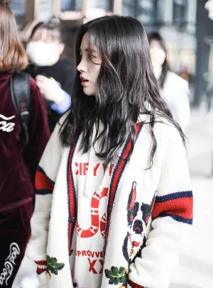 鞠婧祎甜美机场私服写真图片