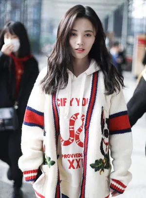 鞠婧祎甜美机场私服写真图片_3