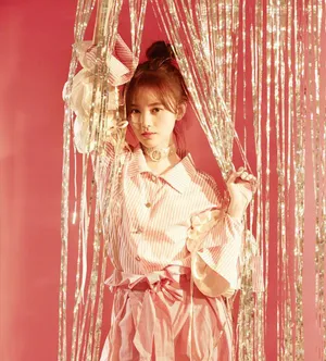 鞠婧祎时尚杂志封面粉色性感写真_4