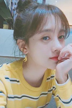 鞠婧祎丸子头甜美自拍图片