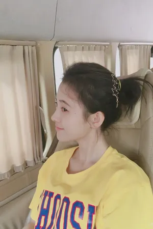 鞠婧祎丸子头甜美自拍图片_4
