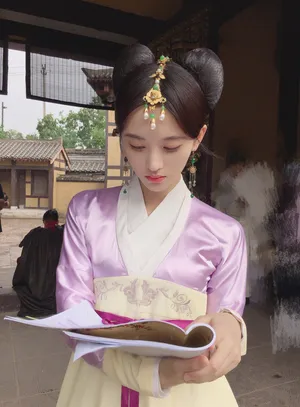 鞠婧祎剧组甜美宫女装写真图片