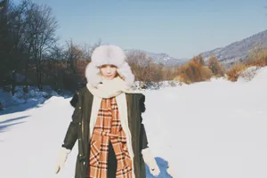 苏诗丁冬季户外写真高清图片_4