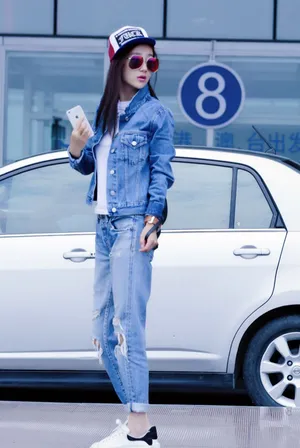 高洋牛仔套装机场照图片_7
